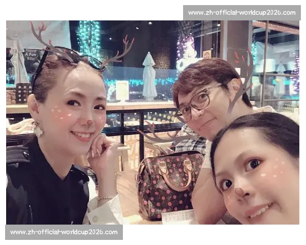 李明携子亮相世俱杯！高颜值父子同框引热议